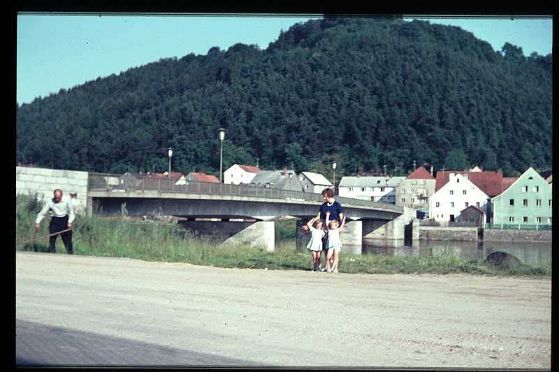 03.Regenstauf jun 1966 Mama,Brigitte,Marion.JPG
